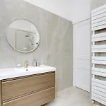 Апартаменты Parisian Elegance & Comfort For 4 People