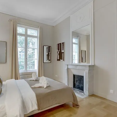 Parisian Elegance & Comfort For 4 People Апартаменты